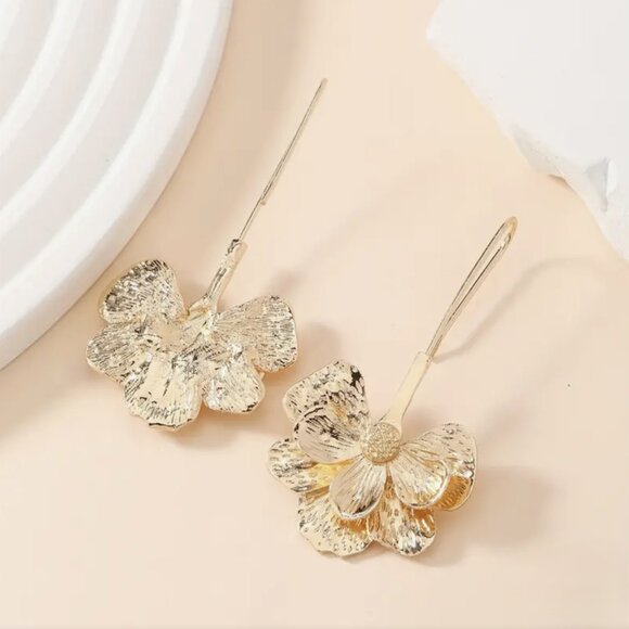 NEW Sidney Gold Flower Drop Statement Earrings - Picture 3 of 4